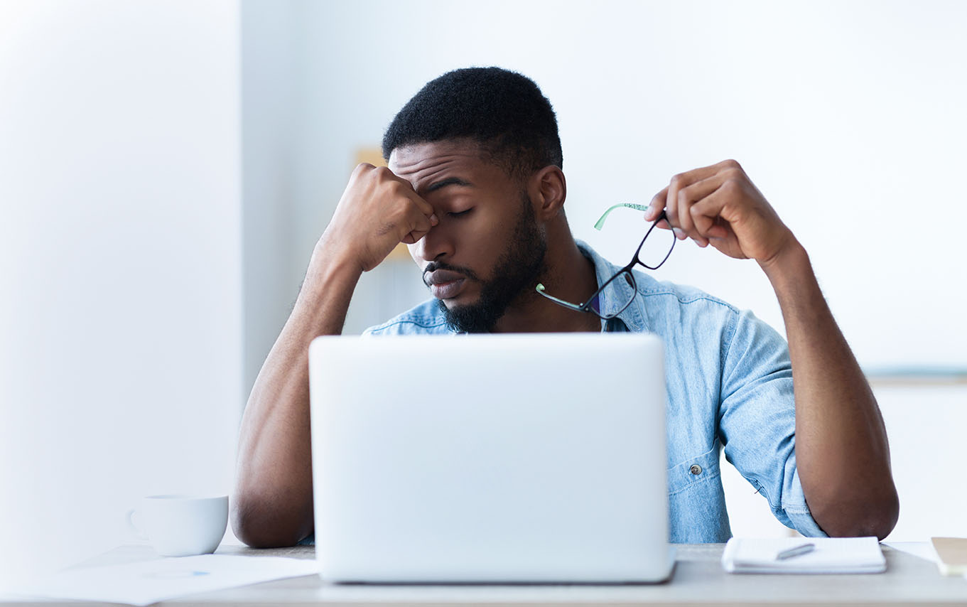 homme fatigué devant son ordinateur